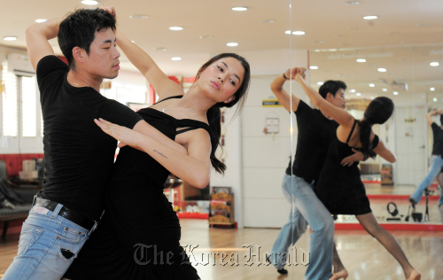 Jessica Gomes (right) and her “Dancing with the Stars” partner Park Ji-woo practice the tango for Friday night’s competition at a dance studio in Seoul on Tuesday. (Ahn Hoon/The Korea Herald)