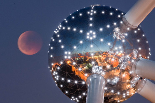 A lunar eclipse is seen over the Atomium in Brussels, early Thursday, June 16, 2011. (AP-Yonhap News)