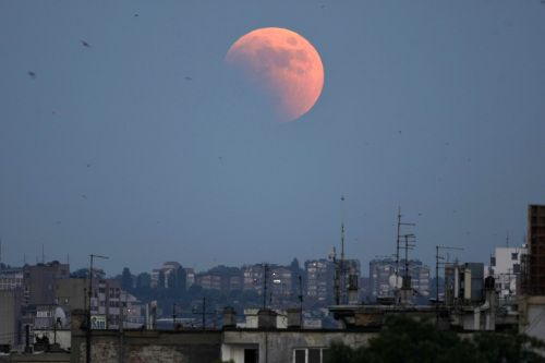 A partially eclipsed moon rises on the sky over Belgrade, Serbia, Wednesday, June 15, 2011. The total lunar eclipse was visible throughout most parts of Europe on Wednesday evening. (AP-Yonhap News)