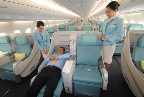 A passenger on the test flight of Korean Air’s new Airbus A380 on Thursday. (Lee Gil-dong/The Korea Herald)
