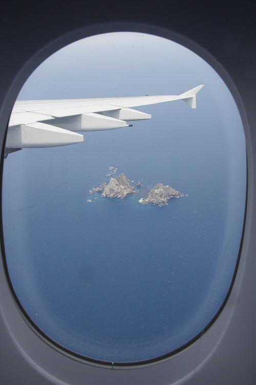 Dokdo Islet is seen from the window of the Korean Air's A380. (Yonhap News)