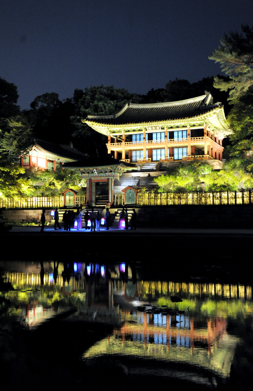 Visitors enjoy the picturesque view of Gyujanggak and its reflection on Buyongji on Tuesday during the Changdeokgung Moonlight Trail. (Ahn Hoon/The Korea Herald)