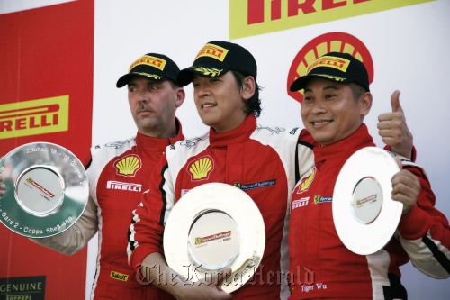 Korean actor and racing driver Ryu Si-won (center) poses after winning the Ferrari Challenge Race in Zhuhai, China, Sunday. (Team 106)