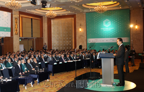 President Lee Myung-bak delivers a speech during the opening ceremony of the first Global Green Growth Summit conference, which kicked off on Monday at Lotte Hotel in downtown Seoul. (Yonhap News)