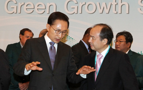 President Lee Myung-bak on Monday chats with Masayoshi Son, chairman and CEO of Japan’s SoftBank Corp., at the opening ceremony of the Global Green Growth Summit 2011 held at a Seoul hotel. (Yonhap News)