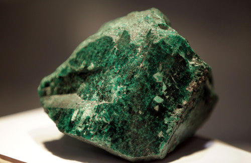 A 15,000-carats raw emerald which weights five pounds, is shown at the 'Minergemas 2011', an international mining and precious stones and metals in Bogota, Colombia, Friday, June 17, 2011. The emerald was found 12 years ago in Muzo, 75 kilometers north of Bogota, and is shown for the first time in Colombia, one of the world's largest emerald producers. (AP-Yonhap News)