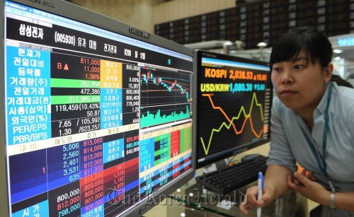 A trader in Seoul watches Samsung Electronics share prices on Tuesday. (Lee Sang-sup/The Korea Herald)