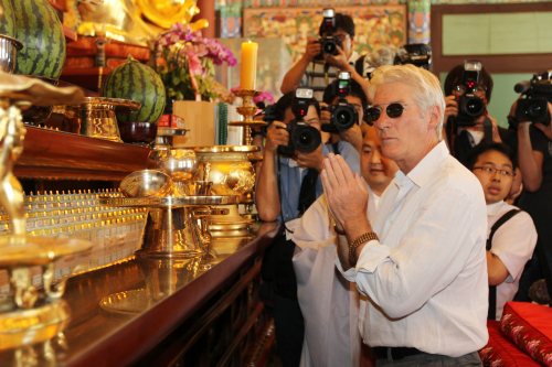 American actor Richard Gere worships during his visit to Jogye Temple in central Seoul, Tuesday. (Yonhap News)
