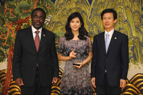 Actress Lee Bo-young (center) poses with Luc Gnacadja (left), executive secretary of the United Nations Convention to Combat Desertification, and Lee Don-koo, chief of Korea Forest Service, in Seoul on Thursday, after she was appointed as the goodwill ambassador for the U.N. body. Korea is to host the UNCCD’s 10th general meeting in October this year. (Yonhap News)
