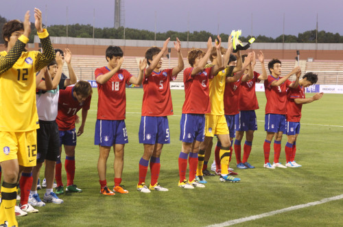 South Korean national football team celebrates winnning against Jordan on Thursday in the regional Olympic football qualification. (Yonhap News)