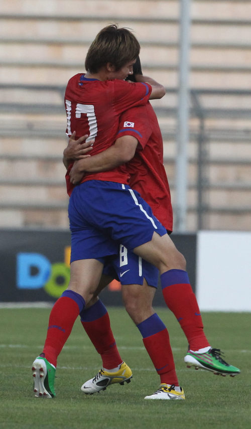 Hong Chul (left) celebrates with teammate Yoon Bit-garam after scoring against Jordan on Thursday in Amman, Jordan. (Yonhap News)