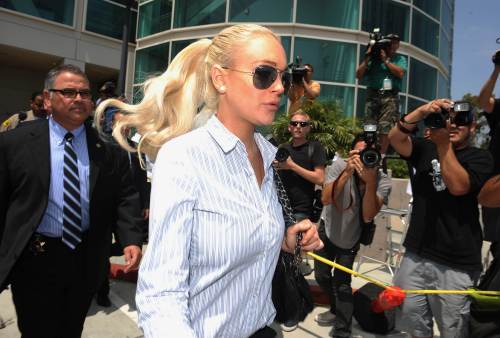 U.S. actress Lindsey Lohan leaves after a probation hearing at Airport Branch Courthouse on Thursday in Los Angeles, California. (AFP-Yonhap News)