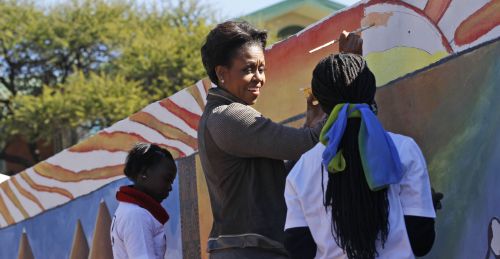 U.S. first lady Michelle Obama paints a mural with youths at Botswana-Baylor Adolescent Center, which offers teenagers with HIV support in Gaborone, Botswana, Friday. (AFP-Yonhap News)