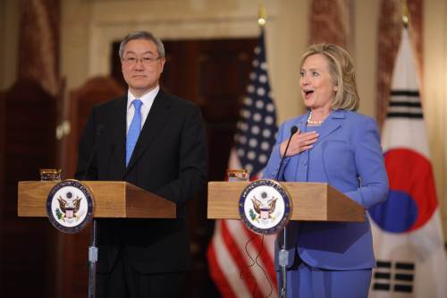 U.S. Secretary of State Hillary Clinton and South Korean Foreign Minister Kim Sung-hwan answer reporters’ questions after signing a Development Cooperation Memorandum of Understanding in the Ben Franklin Room at the Department of State in Washington, D.C., Friday. (AFP-Yonhap News)