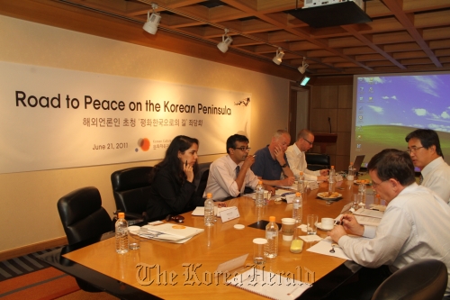 Invited press discuss how to promote peace on the Korean Peninsula in Seoul on Tuesday. (KOCIS)