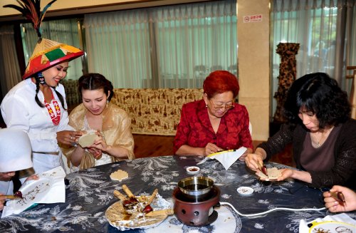 Nayeon Nuradi (seated left), wife of Indonesia First Secretary Nuradi Noeri, and Lyudmila Fen, doiness of the diplomatic corps and wife of Uzbekistan Ambassador Vitali Fen, learn how to make batik clothing during the Indonesian Embassy’s workshop on the centuries-old dyeing technique. (Wasito Achmad)