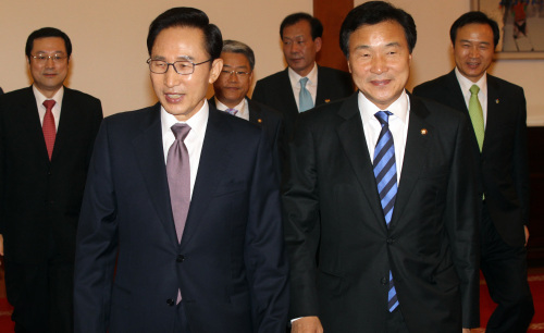 President Lee Myung-bak and Democratic Party leader Sohn Hak-kyu head for their breakfast meeting at the presidential office Monday.(Yonhap News)