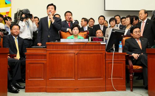 Lawmakers of the main opposition Democratic Party take over the chairperson’s seat of the parliamentary culture committee on Tuesday, boycotting the bill to raise the viewing fee of the state-run broadcaster KBS. (Yonhap News)