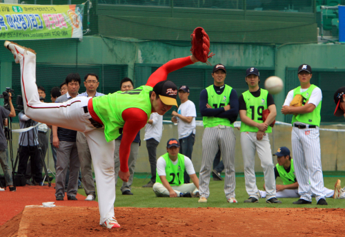 A participant throws a ball during the NC Dinos’ open tryout on Tuesday at the Masan Ball Park in Changwon, South Gyeongsang Province. (Yonhap News)