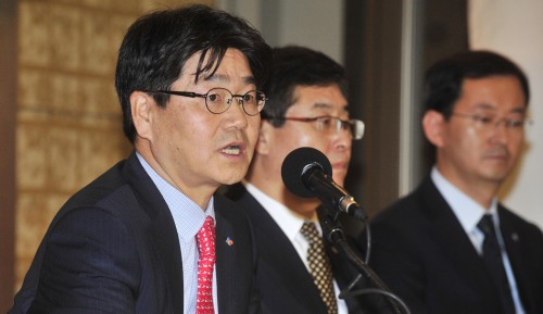 CJ Group CEO Lee Gwan-hoon speaks at a hurriedly-arranged news conference in Seoul on Wednesday. (Park Hyun-koo/The Korea Herald)