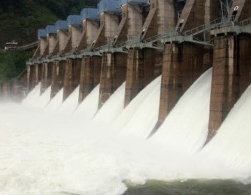 Water flow down from Chunchen Dam on Wednesday after officials opened floodgates in response to heavy rains that hit the northeastern region. (Yonhap News)