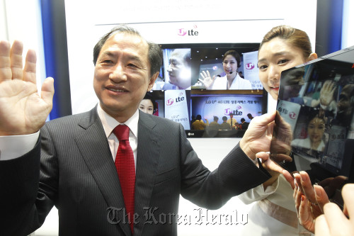 LG Uplus CEO Lee Sang-chul (left) poses at a launch ceremony on Thursday for the company’s fourth-generation LTE services. (Yonhap News)