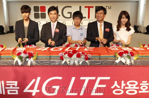 Seo Jin-woo (second from left), president of SK Telecom’s platform business, poses with celebrities and the first subscriber to the company’s fourth-generation LTE services at a launch ceremony on Thursday. (Yonhap News)
