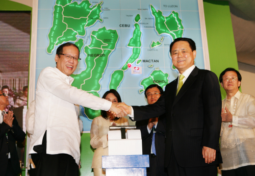 President Benigno Aquino of the Philippines (left) shakes hands with Korea Electric Power Corp. CEO Kim Ssang-su at the ceremony marking the completion of a power plant in Cebu on Monday. (Yonhap News)
