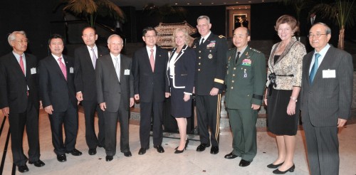 Prime Minister Kim Hwang-sik (fifth from left), U.S. Ambassador Kathleen Stephens (second from right), 8th .S. Army Commander Lieut. Gen. John D. Johnson (fourth from right) and other participants pose before the Korea America Friendship Night party at a hotel in Seoul on Thursday. (Chung Hee-cho/The Korea Herald)