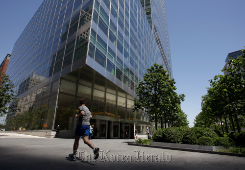 A pedestrian passes in front of the headquarters of Goldman Sachs Group Inc. in New York. (Bloomberg)
