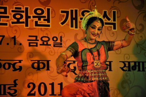 Renowned Indian dancer Ranjana Gauhar entertains the crowd during the official opening of the Indian Culture Center in Hannamdong on July 1. (Yoav Cerralbo/The Korea Herald)