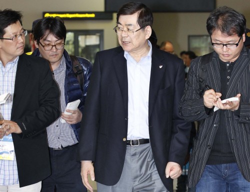 PyungChang bid chief Cho Yang-ho(center) talks to reporters in Durban, South Africa(Yonhap News)