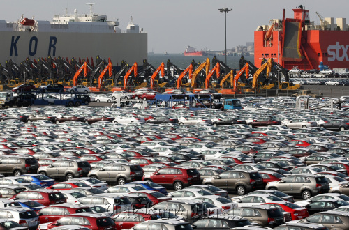 Kia Motors Corp. vehicles bound for export await shipment at the port in Pyeongtaek, Gyeonggi Province. (Bloomberg)