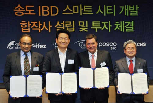 Officials pose after New Songdo International City Development and Cisco Systems signed a $47 million deal in Incheon on Monday. From left: President of Cisco’s Globalization and S+CC business division Anil Menon, Incheon Mayor Song Young-gil, New Songdo International City Development chairman Stanley Gale, and LG CNS CEO Kim Dae-hoon. (New Songdo International City Development)
