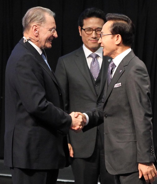 President Lee Myung-bak shakes hands with International Olympic Committee President Jacques Rogge during a session in Durban, South Africa, Wednesday, where bidders for the 2018 Winter Olympic Games made their final presentations. (Yonhap News)