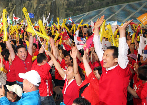 Residents of Gangwon Province cheer with excitement as the IOC announces PyeongChang as the host city of the 2018 Winter Games at the Alpensia Resort in PyeongChang, Gangwon Province, Wednesday. (Yonhap News)