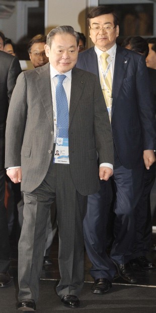 ####CaptionIOC member and Samsung Group chief Lee Kun-hee (front) and Bid Committee and Hanjin Group chairman Cho Yang-ho visit the Durban Riverside Hotel on Monday, where the Korean delegation is staying to promote PyeongChang’s bid to host the 2018 Winter Olympics. (Yonhap News)