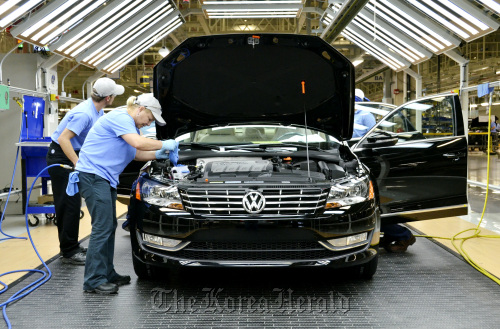 Line inspection workers check out a Volkswagen AG 2012 Passat at the company’s factory in Chattanooga, Tennessee. (Bloomberg)