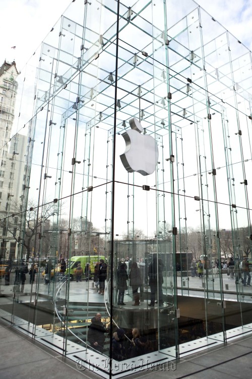 Shoppers enter the Apple Inc. Store on Fifth Avenue in New York. (Bloomberg)