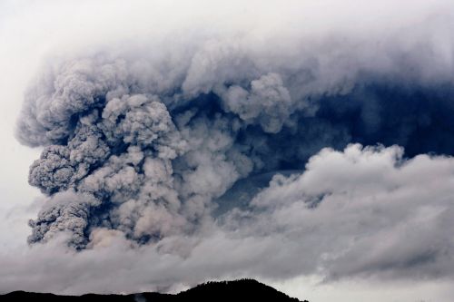 A cloud of ashes billows from the Puyehue volcano near Osorno, 870 km south of Santiago, on June 15. (AFP-Yonhap News)