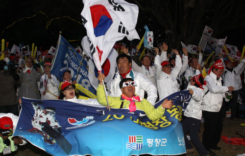 South Koreans celebrate winning the right to host the 2018 Winter Olympics. (Yonhap News)