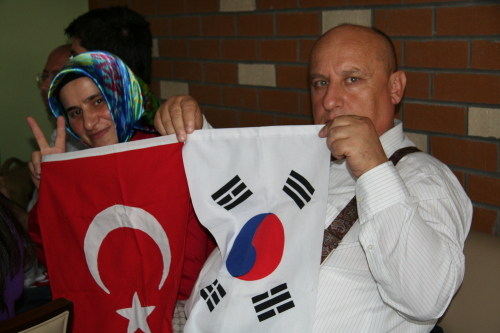 Korea Fans members hold up Korean and Turkish flags(Kim Hoo-ran/The Korea Herald)