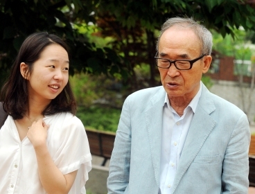 Poet Ko Un speaks to reporter Claire Lee of The Korea Herald near Nowon Art Center in northern Seoul on Friday. (Park Hyun-koo/The Korea Herald)