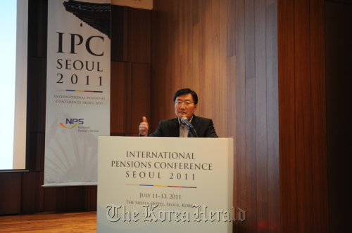 Jun Kwang-woo, chairman of Korea’s National Pension Service, speaks during the 2011 International Pension Conference held in Seoul on Monday. National Pension Service