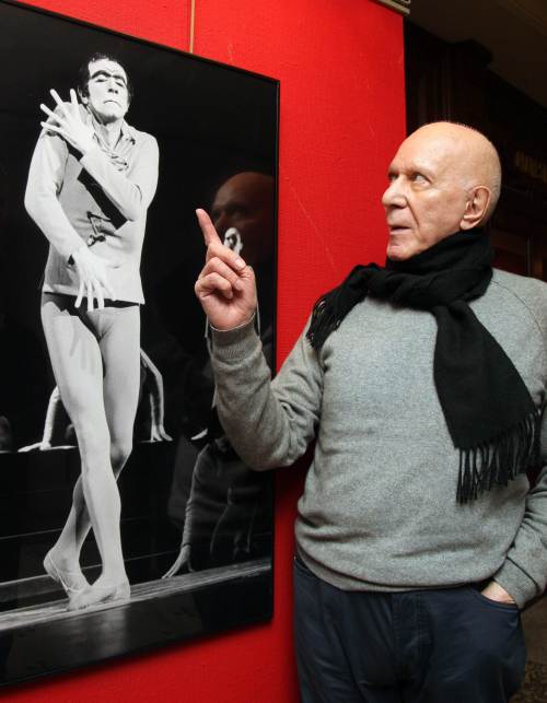 French choreographer and dancer Roland Petit visiting an exhibition of paintings and drawings dedicated to him at the Garnier Opera in Paris in January 2008. (AFP-Yonhap News)