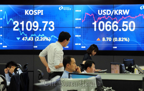 Traders at a Daewoo Securities office in Yeouido, central Seoul, on Tuesday. (Ahn Hoon/The Korea Herald)