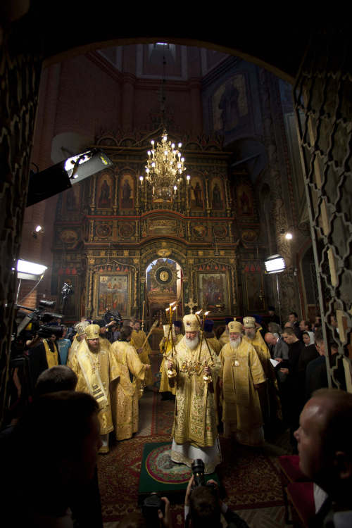 Orthodox Church Patriarch Kirill (center) conducts a religious service at St. Basil’s Cathedral outside the Kremlin in Moscow, Tuesday. (AP-Yonhap News)