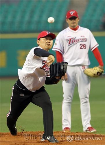 Actor Yang Dong-geun throws out the first pitch at a local baseball game. (Yonhap News)