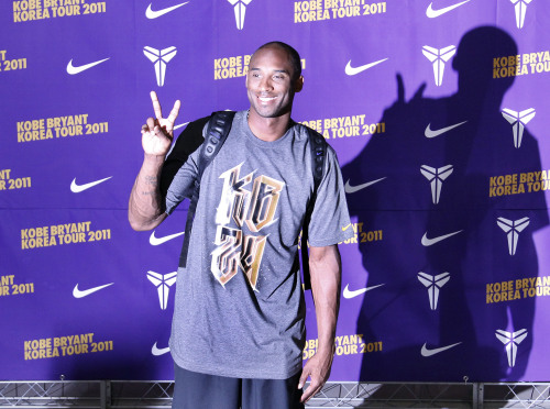 NBA basketball star Kobe Bryant poses for a photo on his arrival at Gimpo Airport as a part of his Asian tour on Thursday. (Yonhap News)