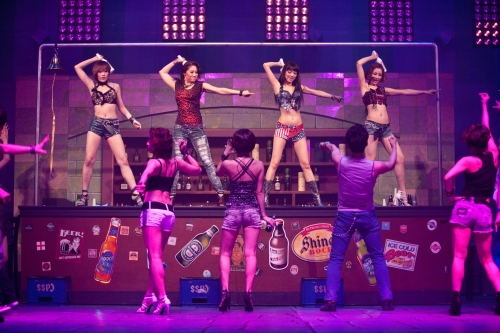 A scene from the musical “Coyote Ugly” (Coyote Ugly)